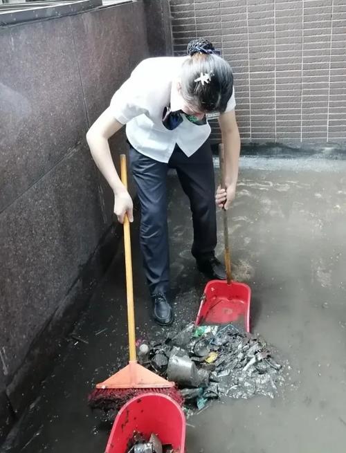 战汛期,护安全 重庆物业人用心传递温暖服务