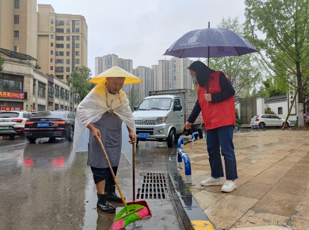 重庆高新区虎溪街道:学智社区雨后排查消隐患 服务为民践初心